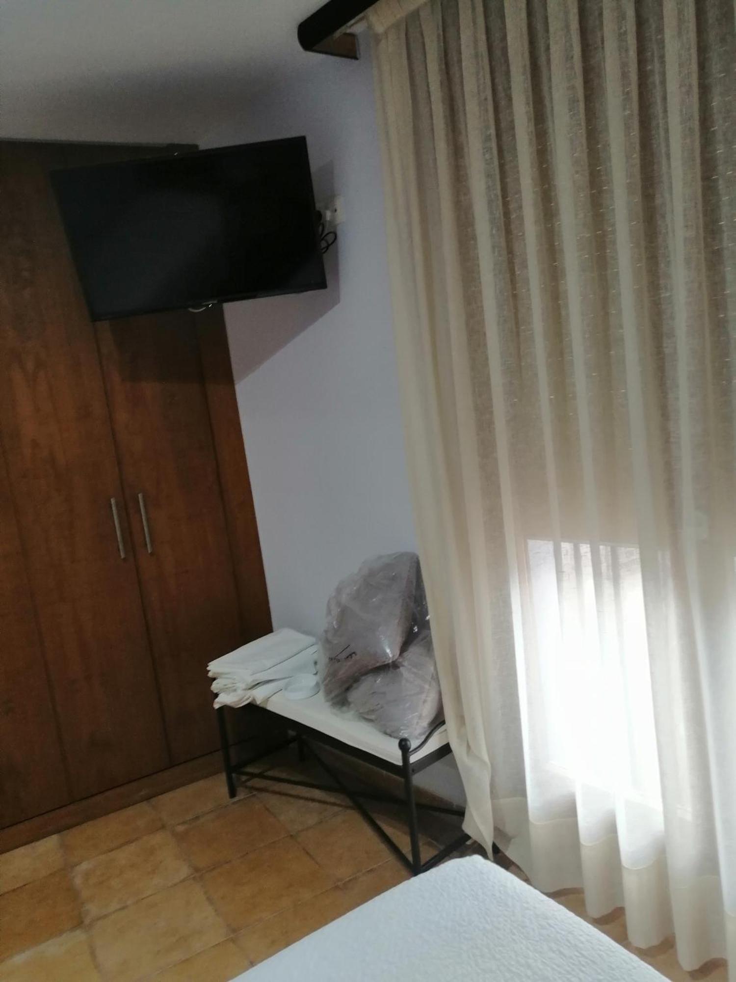 Hostal Bar Restaurante Villa Cerollera מראה חיצוני תמונה